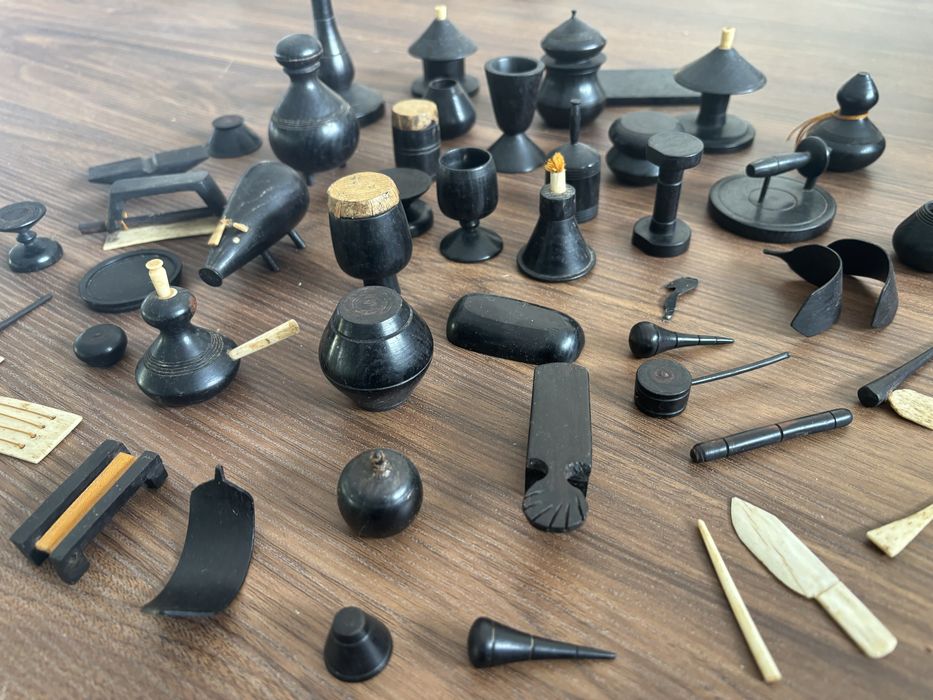 Peças miniatura em pau preto