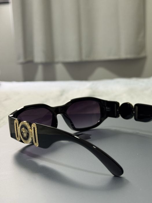 Óculos de Sol Versace Preto com Detalhes Dourados