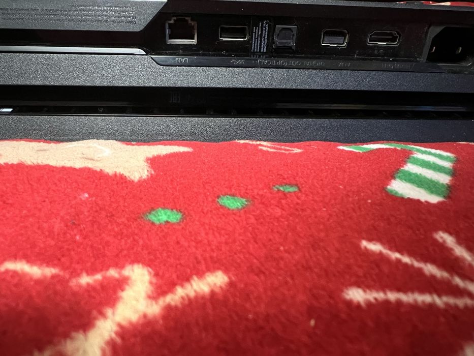 PS4 Pro(1tb) +4 гри в комплекті