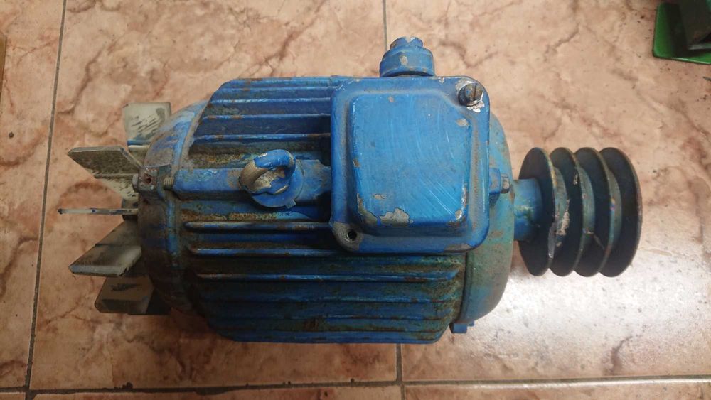 Три двигуна - асинхронні СССР.