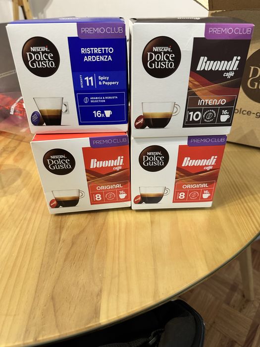 Maquina de cafe com 4 caixas de cafe