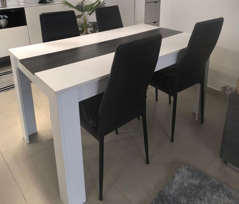 Mesa de sala e cadeiras do ikea