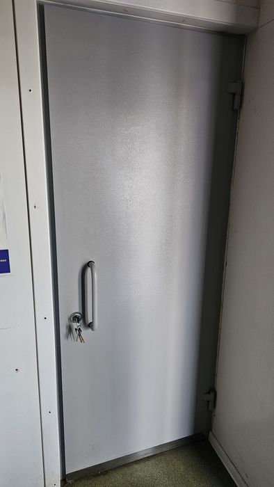 Продам бронедвери та бронекабину сертифіковані стояли в банку