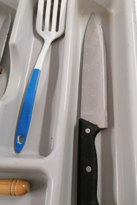 Facas cozinha e tabuleiro gaveta, tudo por 7.5€