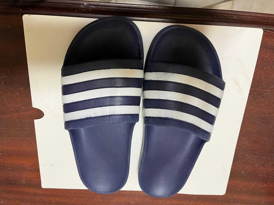 Chinelos Adidas Tamanho 37. Em bom estado.