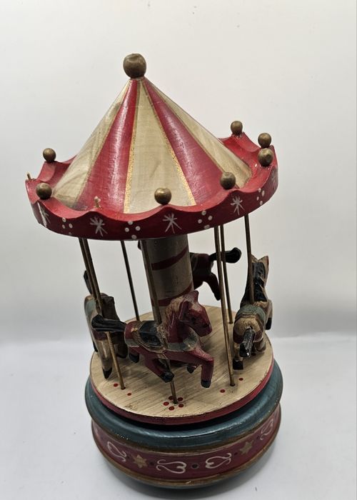 Stara pozytywka karuzela i konie