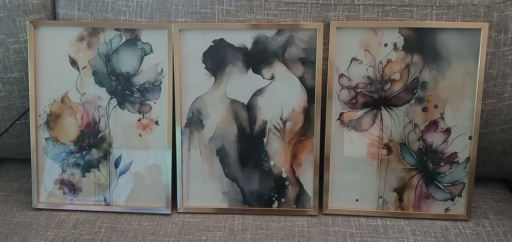 Conjunto de 3 quadros de 30x40, impressão em tela com moldura dourada.