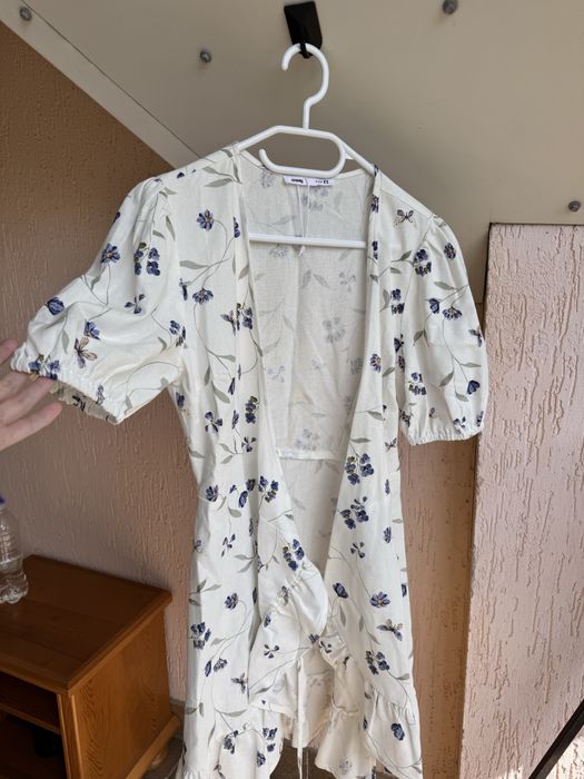 Сукня на запах з квітами