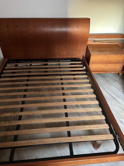 Cama de casal com estrado e duas mesas de cabeceira