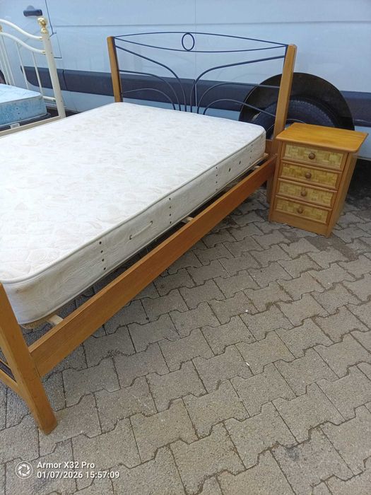 Cama de casal com criado mudo.