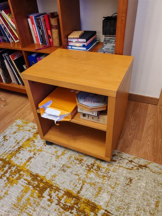 Vendo mesa de apoio ou cabeceira com rodas