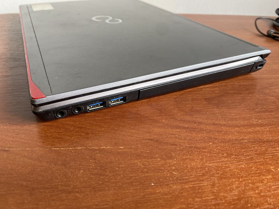 Fujitsu / Intel core i5-4300M 2.60 GHz. 4gb