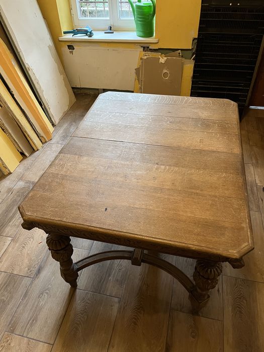 Zabytkowy stół z lwami na nogach