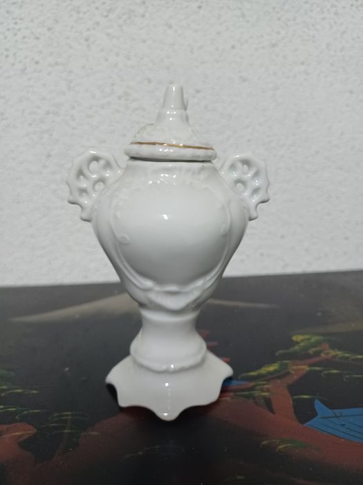 Antique ceramic pot with floral pattern425427328366684163