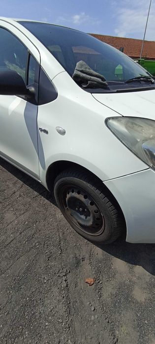 błotnik przód przedni toyota yaris 1.4 d4d lak 068