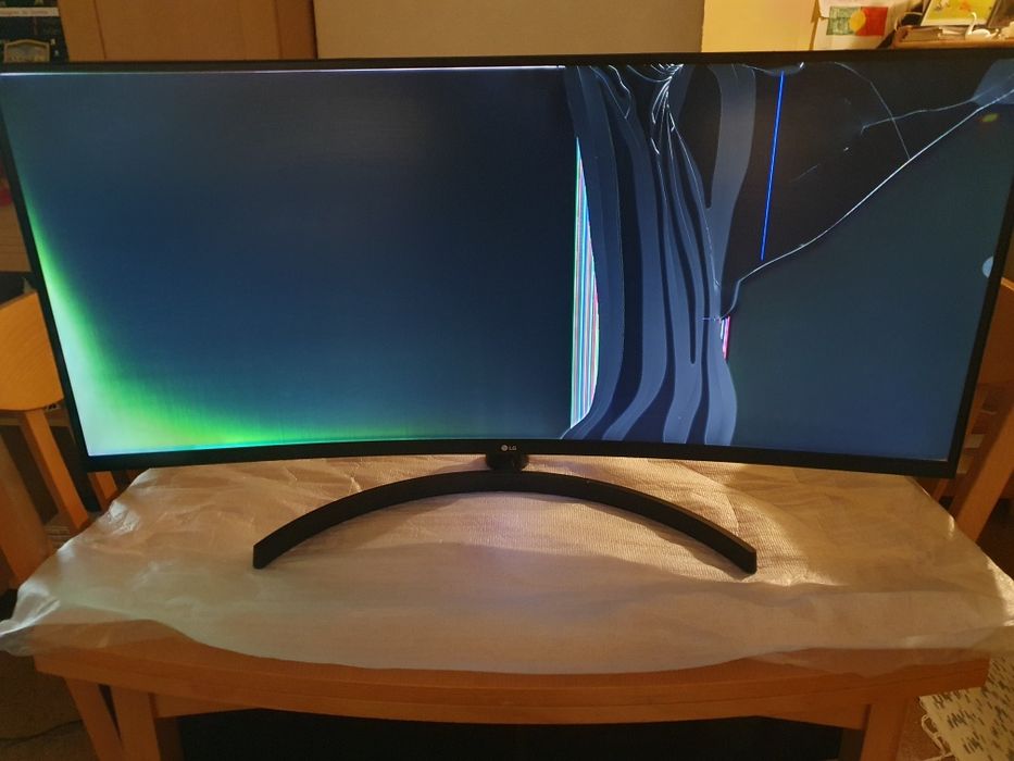 Monitor gaming com o ecrã danificado