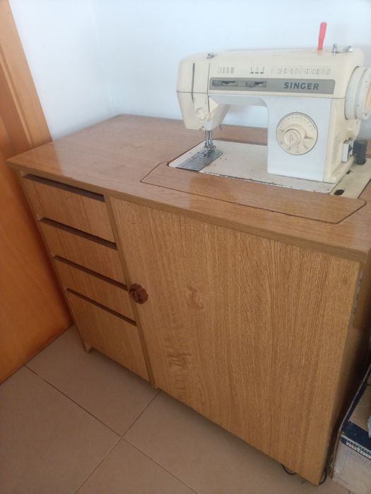 Máquina de costura Singer usada, a trabalhar, elétrica