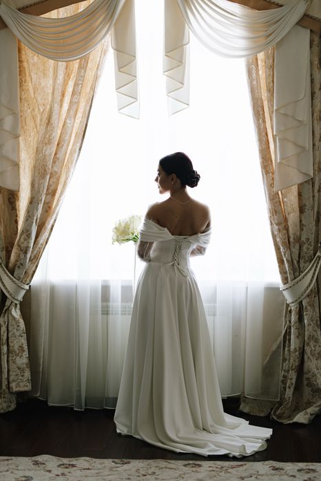 Весільна біла сукня зі шлейфом