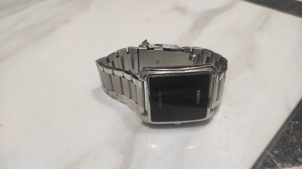 Годинник електронний наручний.