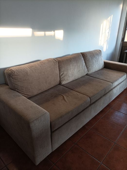 Sofá-cama de cor camel