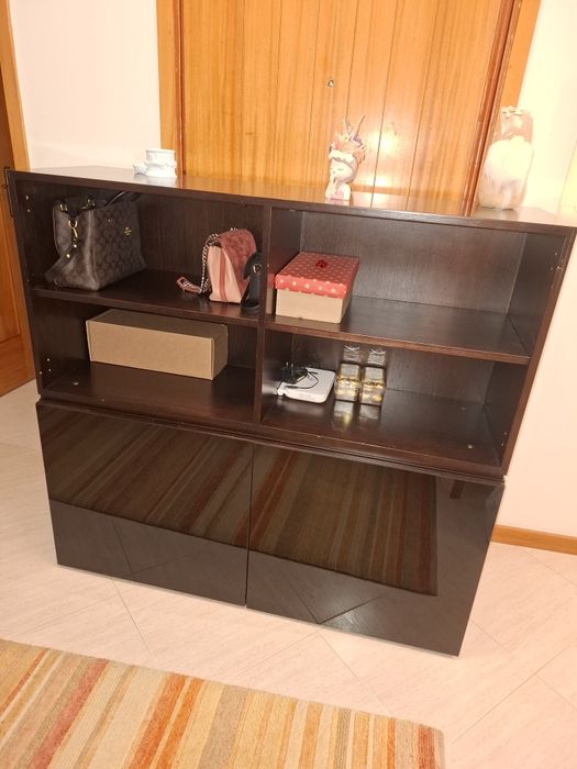 Movel estante com 2 portas de vidro preto