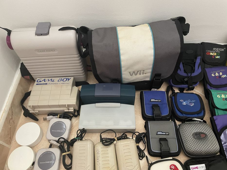 Conjunto de acessórios para Nintendo GameBoy.