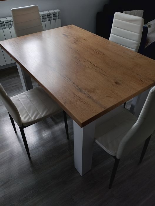 Stół  + 4 krzesła.