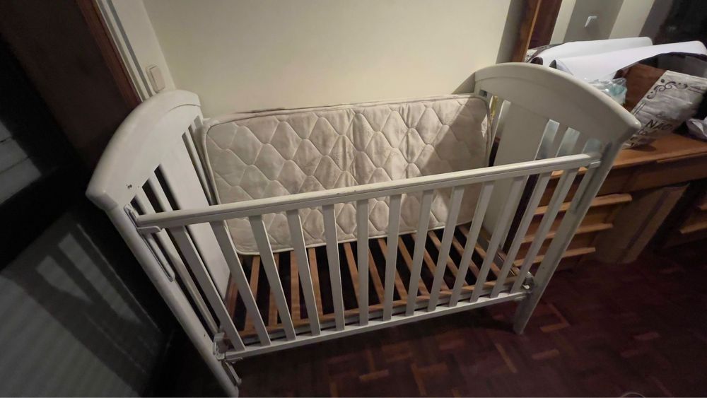 Berço de madeira com colchão (negociavel)