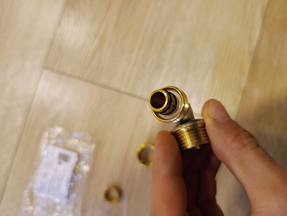 Załącznik PEX 16 kątowy 1/2