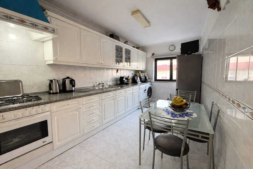 Apartamento T2 c/estacionamento e arrecadação -Rio de Mouro