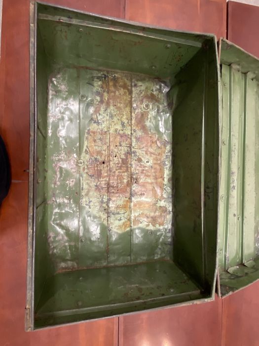 Malão antigo em chapa. Antiguidade