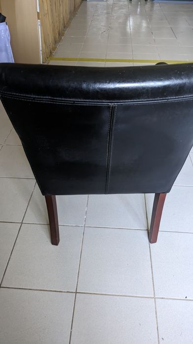 Cadeirão estofado em pele sintética preta.
Ca