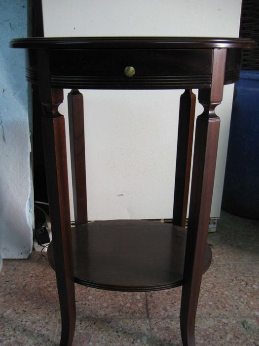 Mesa de apoio em madeira fina