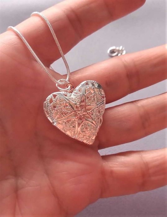 Piękny posrebrzany naszyjnik sekretnik