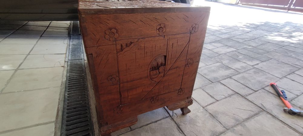 Baú trabalhada em madeira