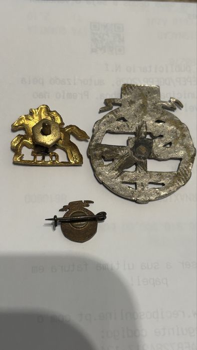 Dois pin antigos CTT e um emblema raros