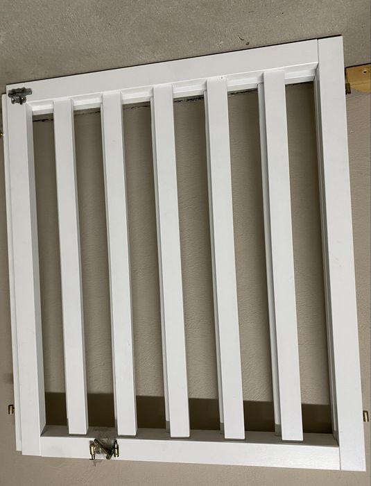 Bramki zabezpieczające barierkana schody drewniane