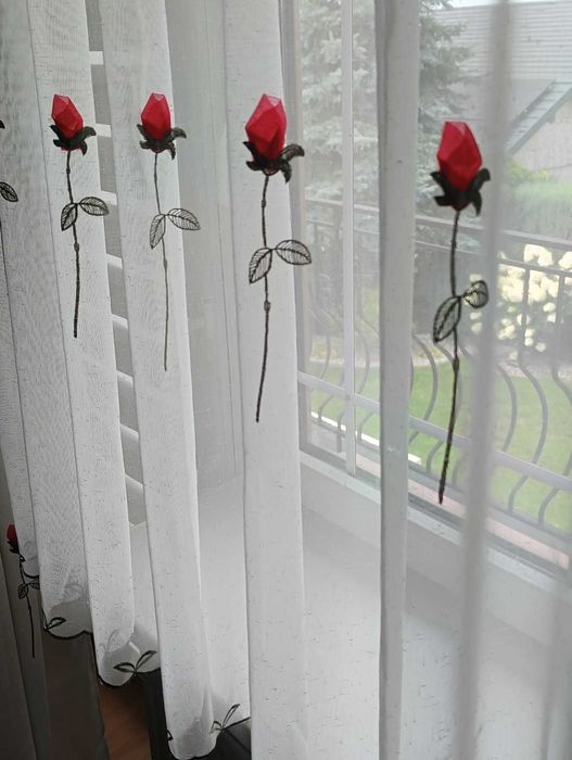 Firanki w różyczki na okno balkonowe