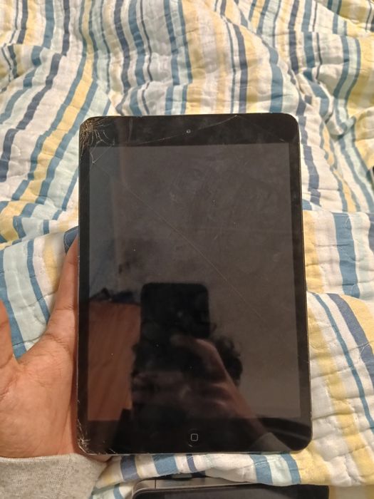 iPad preto para peças ou para arranjo