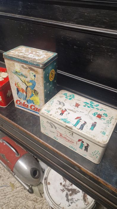 Varias latas litografadas