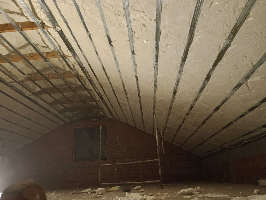 Izolacje natryskowe piana pur ocieplenie poddasza