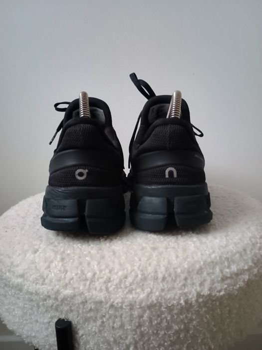 Оригінальні кросівки on cloud