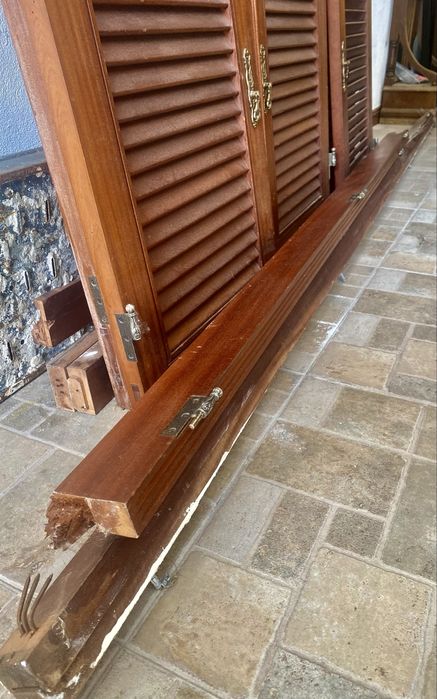 Conjunto de portas venezianas em mogno maciço com ferragens