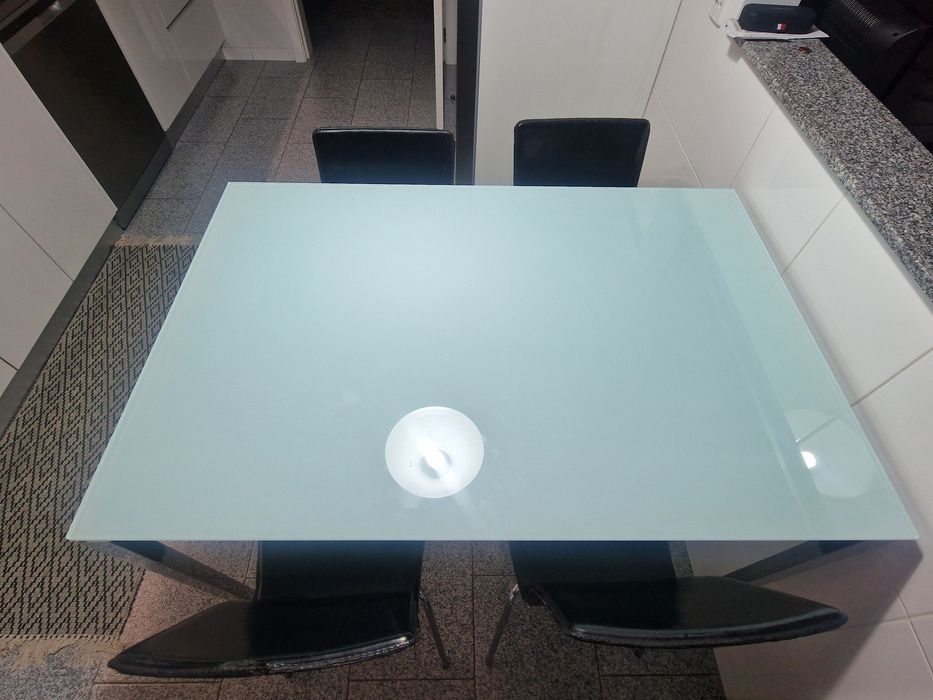 Mesa de cozinha em vidro e inox