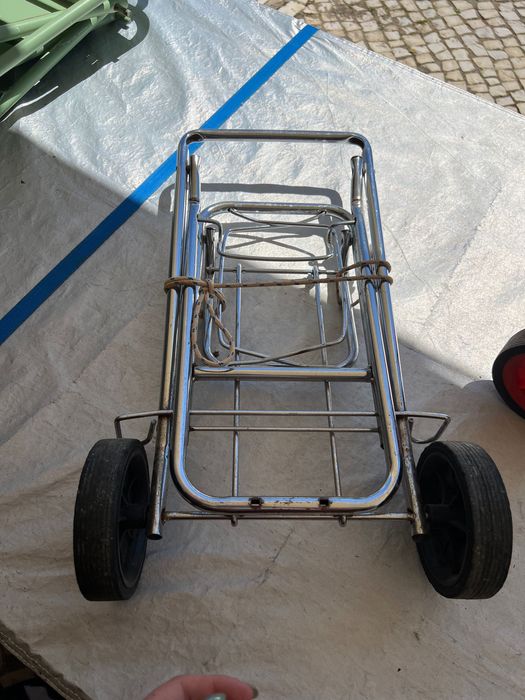 Carrinho de transporte metálico com rodas