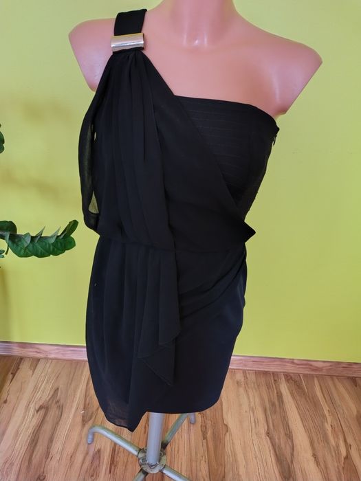 Sukienka mała czarna elegancka na jedno ramię