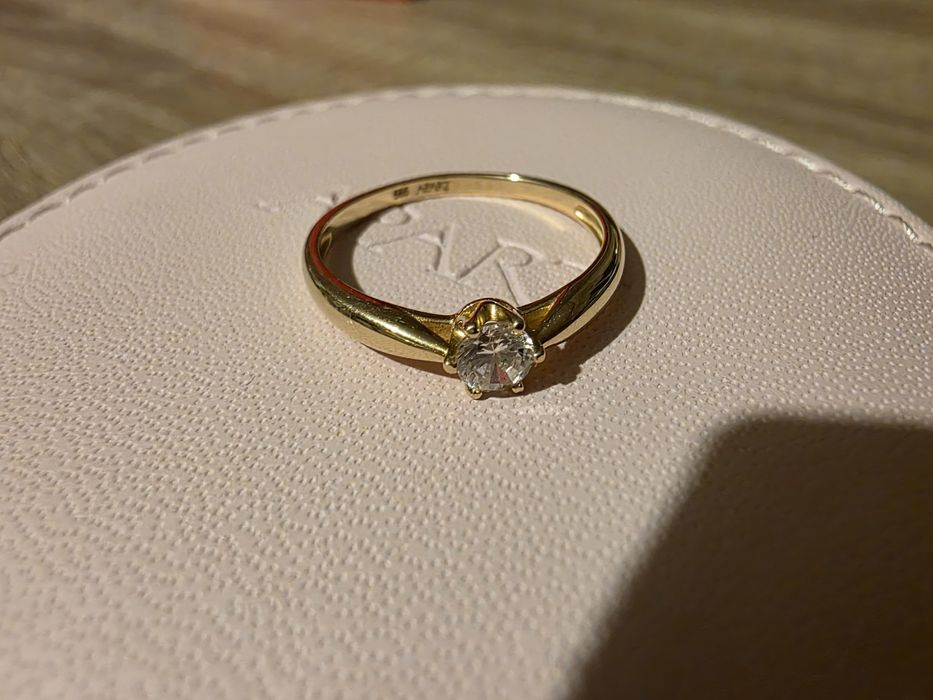 Złoty pierścionek z cyrkonią Apart