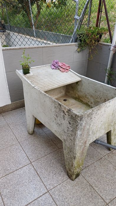 Vendo tanque de cimento,o mais rápido possível,para desocupar.