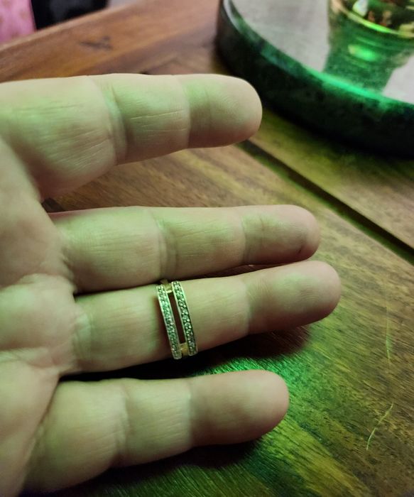 Złoty pierścionek 585 z 22 diamentami  ( brylantowy szlif )