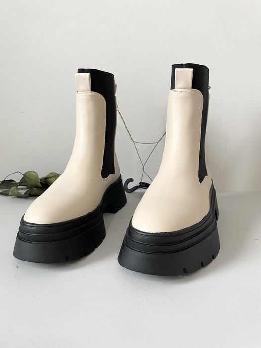 Нові Ботінки кросівки